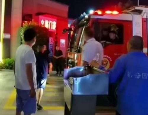 豪横 罚得轻了,江苏一小区发生火灾,消防车遭小区保安拦停